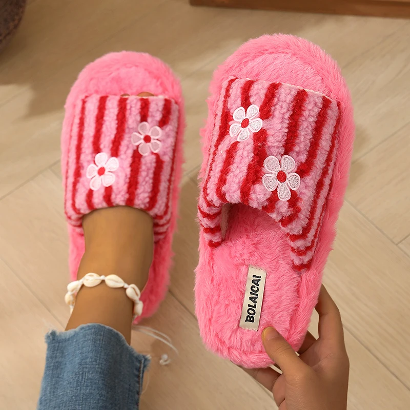 Women'S Fashion Korea - Pluszowe kapcie damskie z haftem kwiatowym