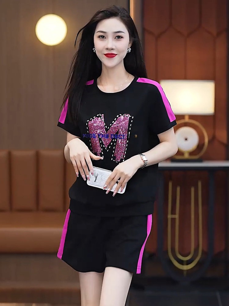 Women Fashion Over The Years - Modny zestaw sportowy dla kobiet: bluzka