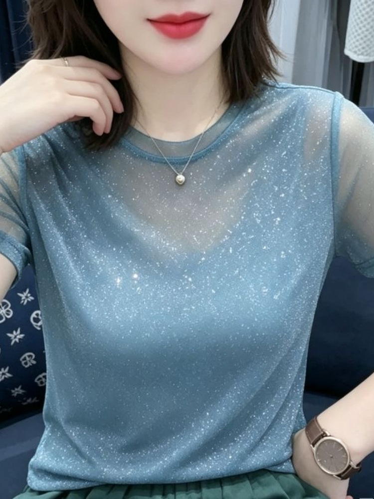 Women Fashion Over The Years - Błyszcząca koronkowa bluzka bez rękawów z